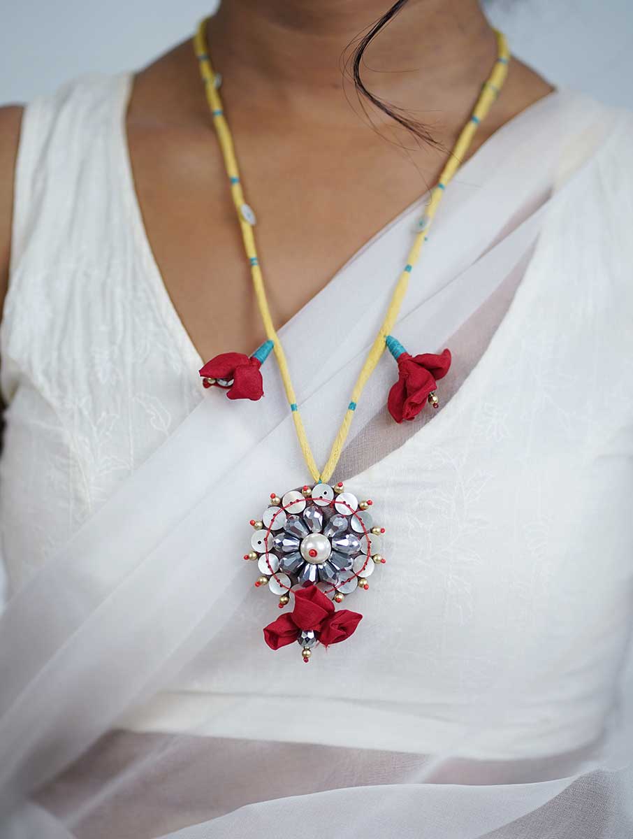 Gul necklace